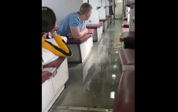 В поезде «Укрзалізниці» пассажиров залило вонючей водой из лопнувшей трубы. ВИДЕО