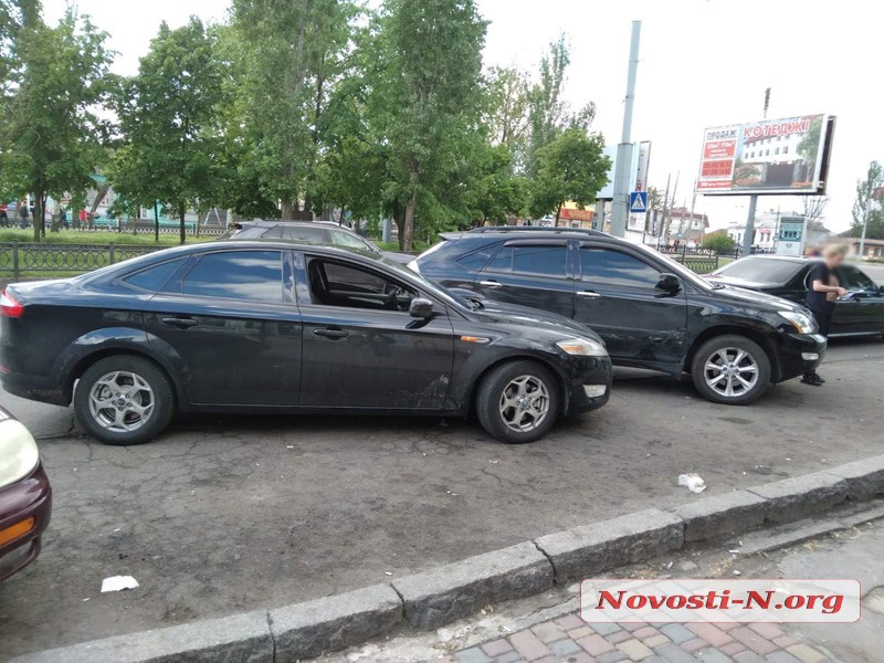 В центре Николаева на парковке столкнулись «Форд» и «Лексус»