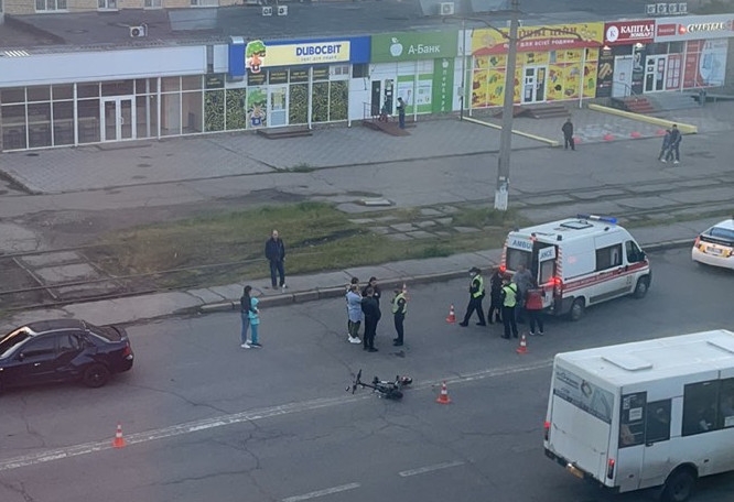 В Николаеве «Ниссан» сбил парня на электросамокате — пострадавшего увезли на «скорой»