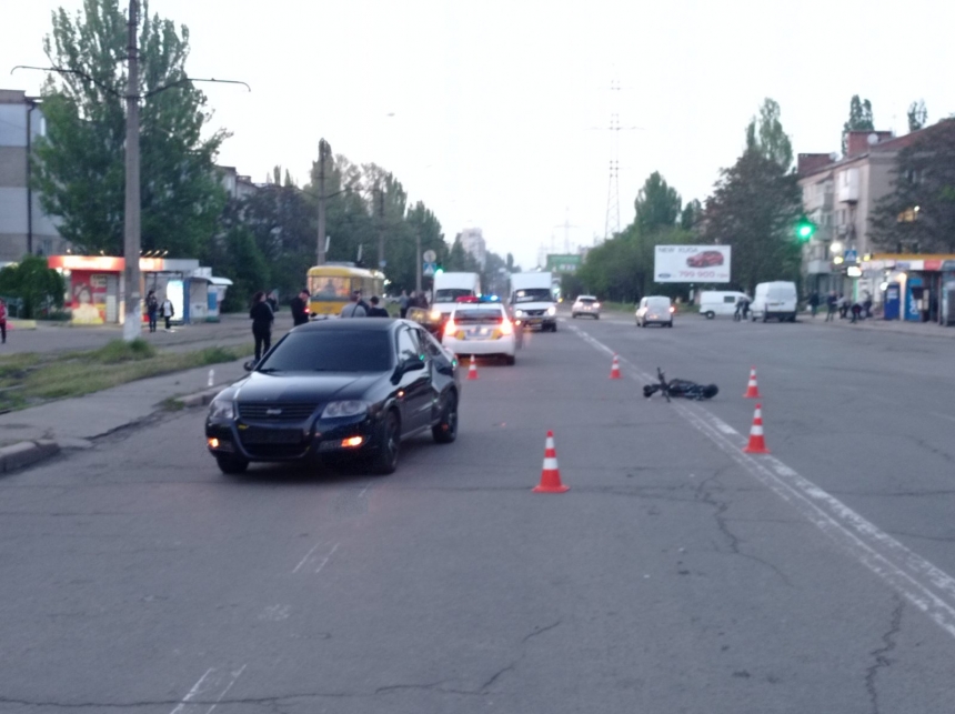 В Николаеве «Ниссан» сбил парня на электросамокате — пострадавшего увезли на «скорой»