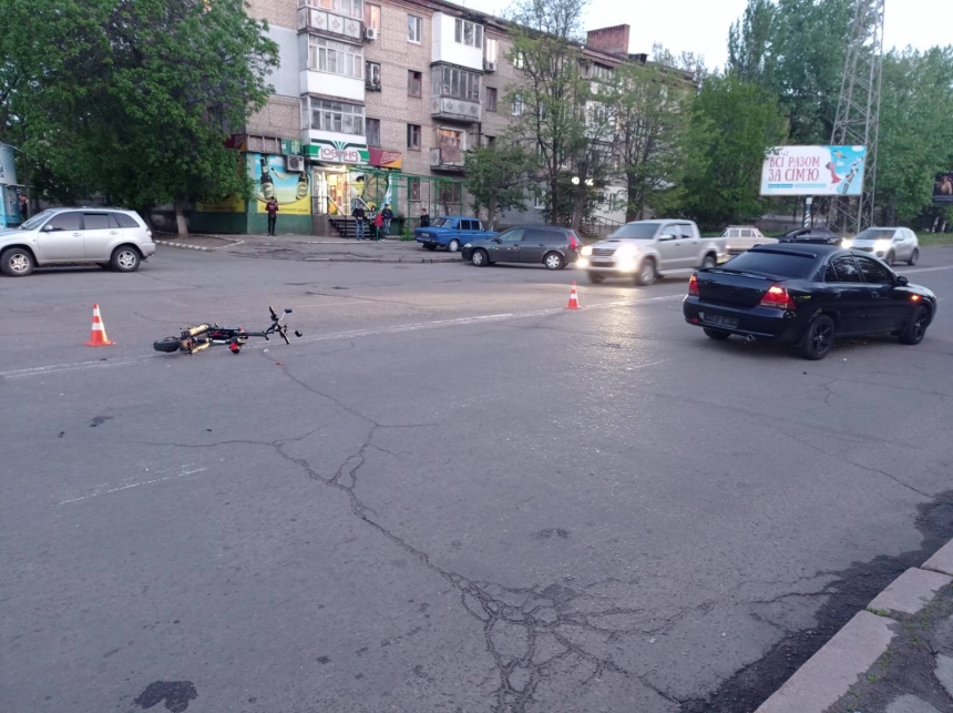 В Николаеве «Ниссан» сбил парня на электросамокате — пострадавшего увезли на «скорой»