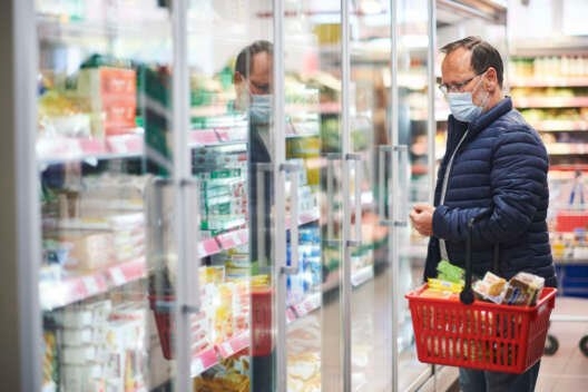 Коммуналка и продукты снова подорожают: как инфляция отразится на ценах