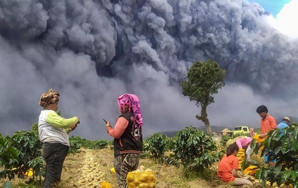 В Индонезии проснулся вулкан Синабунг. Видео