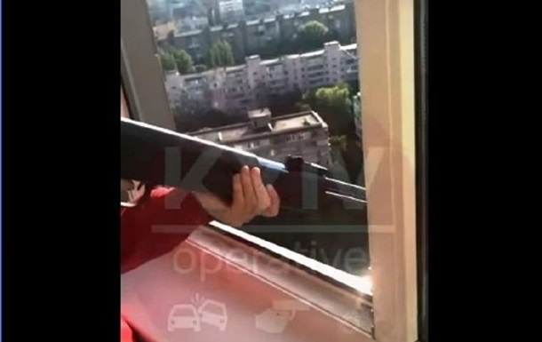 В столице стреляли с балкона по воинской части