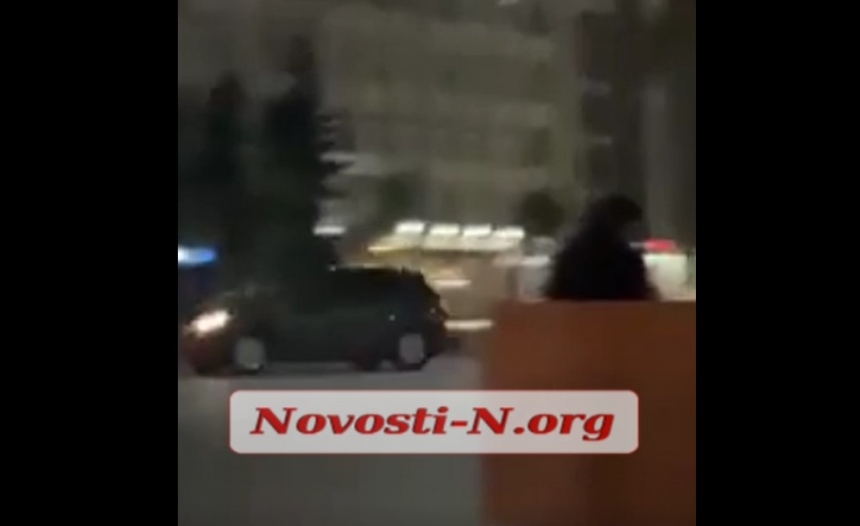 В Николаеве очередной горе-водитель прокатился по Серой площади. ВИДЕО