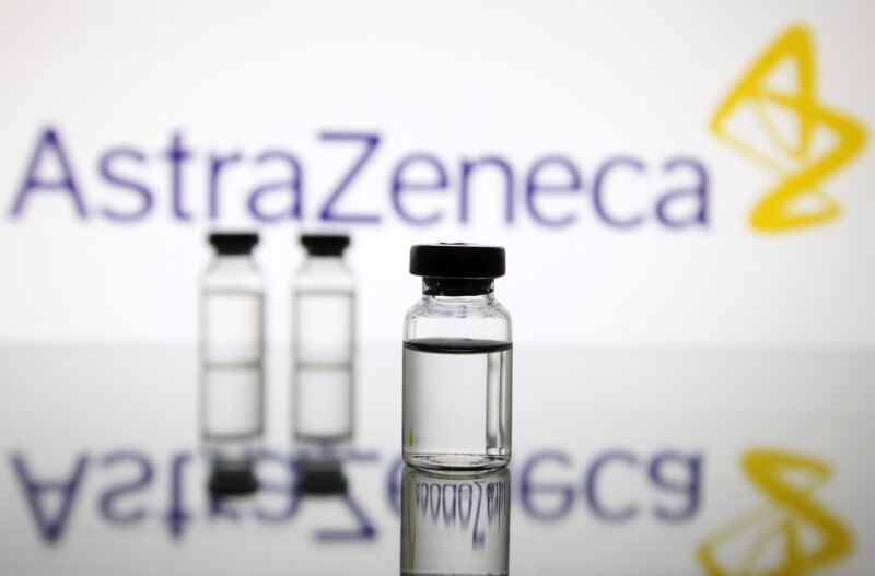 В Англии заявили, что Pfizer и AstraZeneca работают против нового штамма