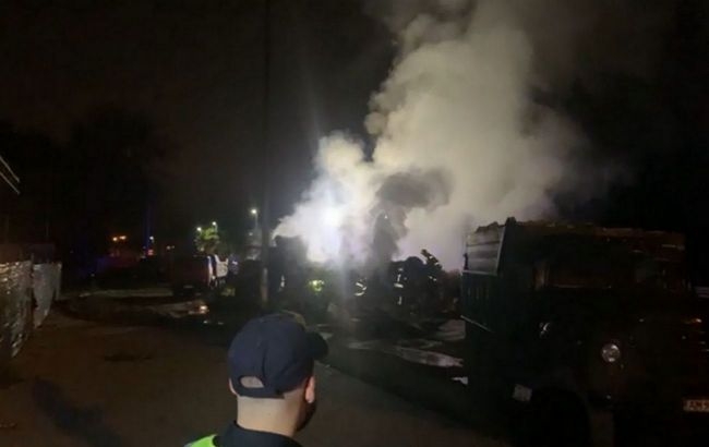 В Киеве грузовик наехал на легковое авто и загорелся. ВИДЕО