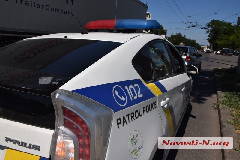 В центре Киева неадекватный прохожий наплевал на патрульных и разбил стекло служебной машины