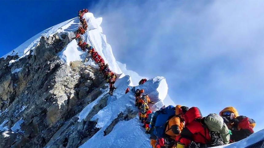 Вспышка коронавируса на Эвересте - заболели более 100 альпинистов