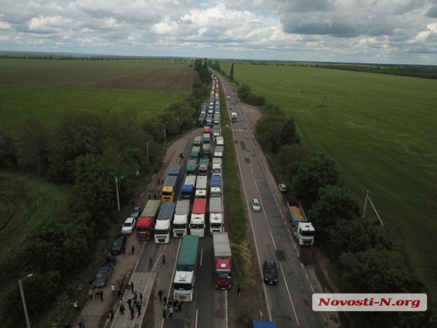Водители прекратили акцию по перекрытию трассы под Николаевом