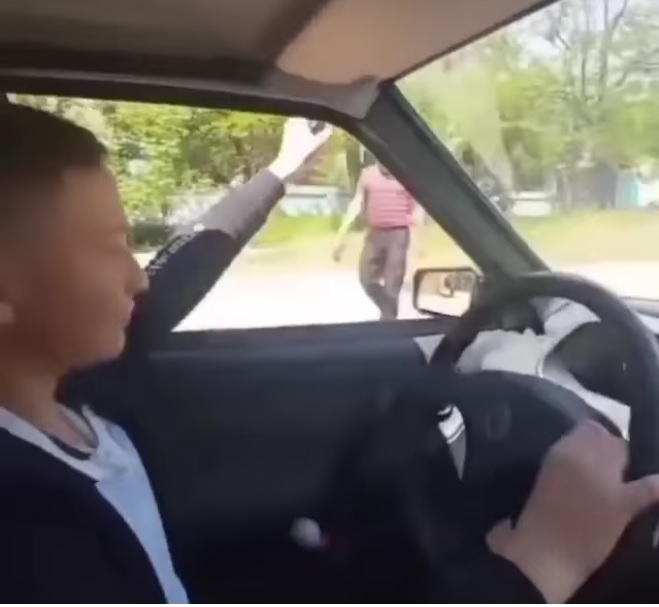 В Николаевской области малолетний сын майора стрелял из окна за рулем авто. ВИДЕО