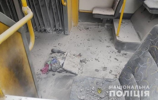 В Киеве в троллейбус с пассажирами бросили «коктейль Молотова» - пострадала женщина