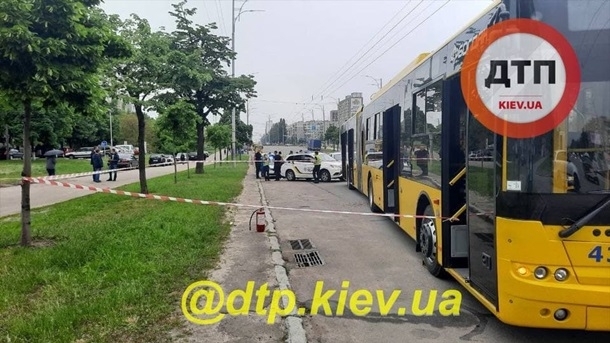 Киевлянин, бросивший в троллейбус «коктейль Молотова», пояснил, что ему «надоели люди». ВИДЕО