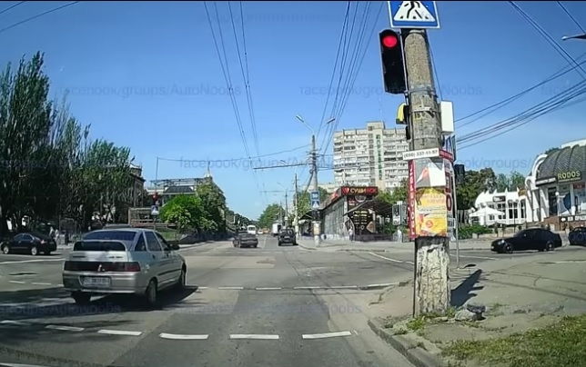 Как ездят в Николаеве: на «красный» по Центральному проспекту
