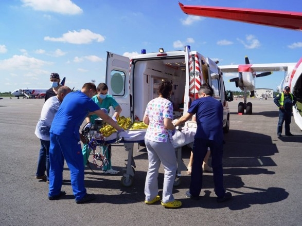 Из Запорожья в Киев самолетом транспортировали 3-летнюю девочку с тотальным поражением легких