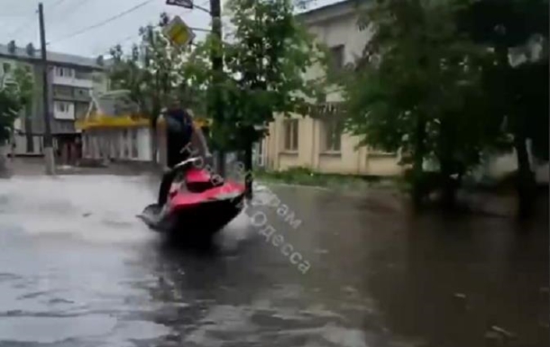 В Житомире после сильного дождя горожане плавали на скутерах по улицам города. ВИДЕО