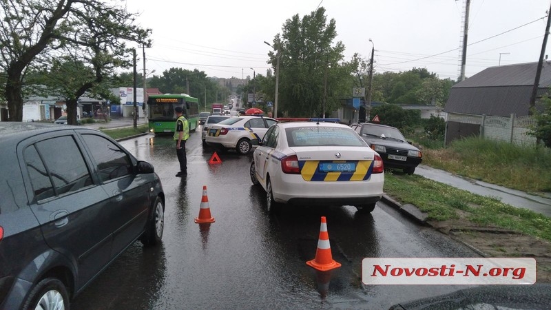 В Николаеве у перекрестка произошло сразу два ДТП