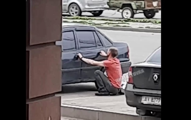 В Харькове неадекват стучал по чужому авто и требовал отпустить из багажника человека. ВИДЕО