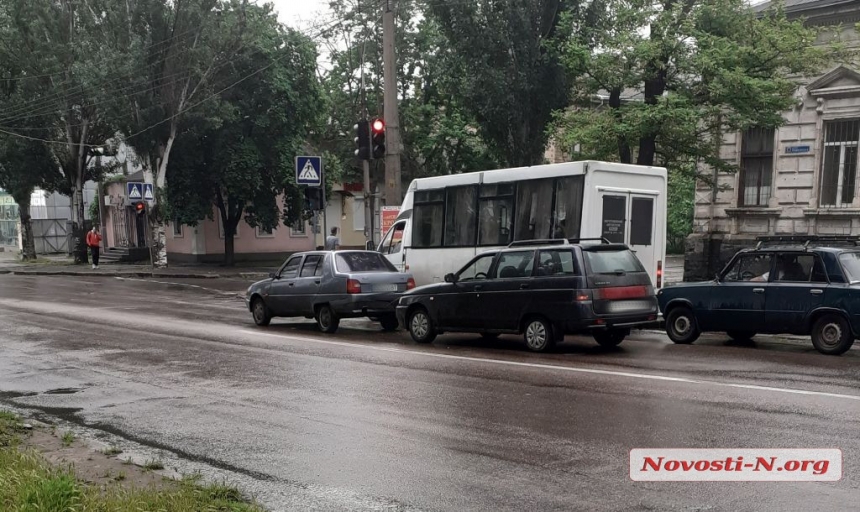 В центре Николаева пьяный водитель ВАЗа врезался в «Слувуту»