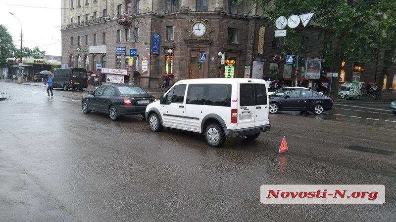 В центре Николаева столкнулись «Хюндай» и «Форд»