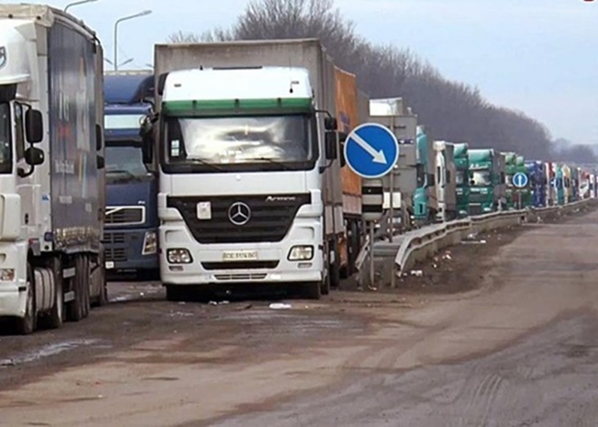 В Украине ограничили движение грузовиков: что изменилось