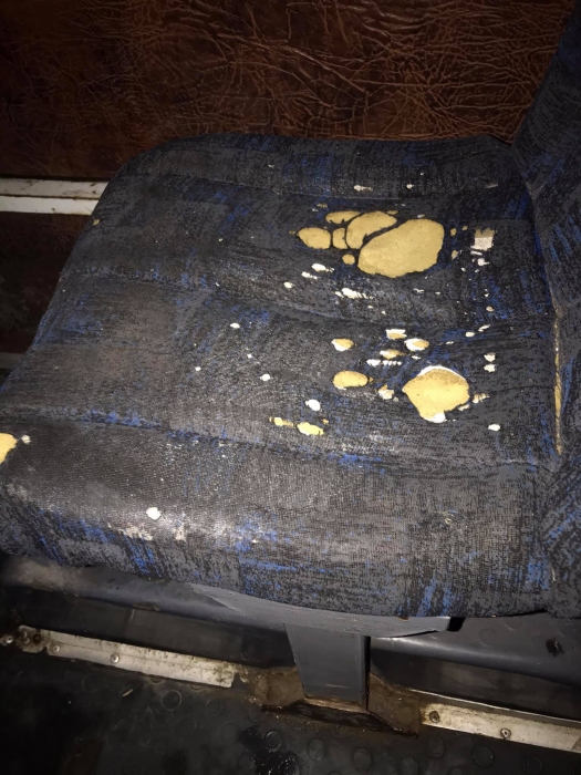 Разорванные сидения, грязь и потеки на стенах: николаевцы жалуются на «обшарпанные» маршрутки