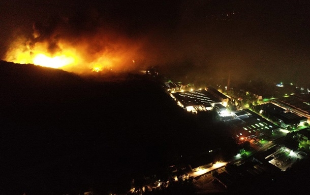 В Сербии из-за пожара взорвались склады с боеприпасами на оружейном заводе. ВИДЕО