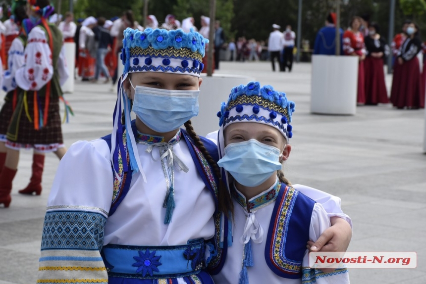 Как в Николаеве 1000 человек гимн Украины исполняли. ФОТОРЕПОРТАЖ