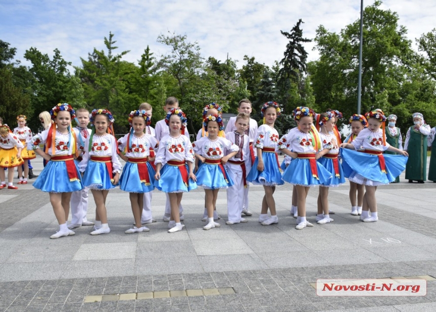 Как в Николаеве 1000 человек гимн Украины исполняли. ФОТОРЕПОРТАЖ