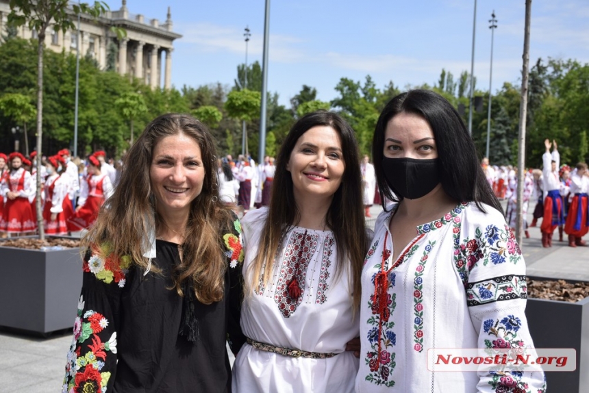 Как в Николаеве 1000 человек гимн Украины исполняли. ФОТОРЕПОРТАЖ