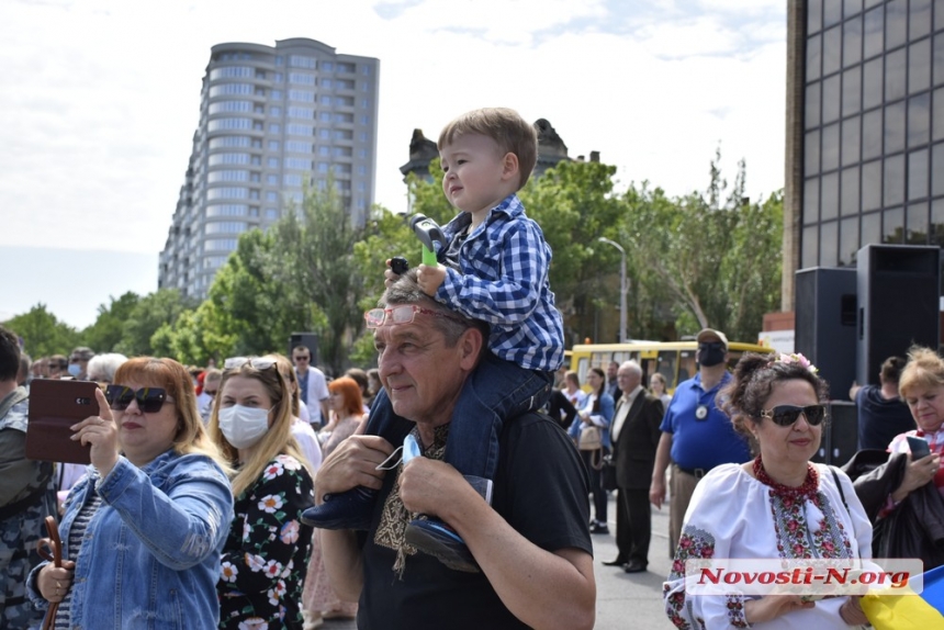 Как в Николаеве 1000 человек гимн Украины исполняли. ФОТОРЕПОРТАЖ