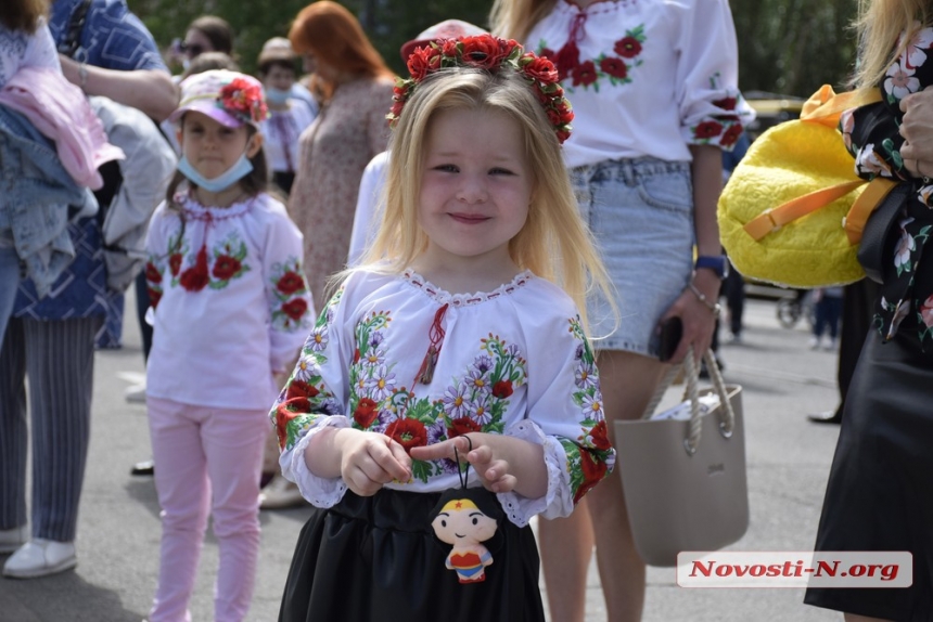 Как в Николаеве 1000 человек гимн Украины исполняли. ФОТОРЕПОРТАЖ