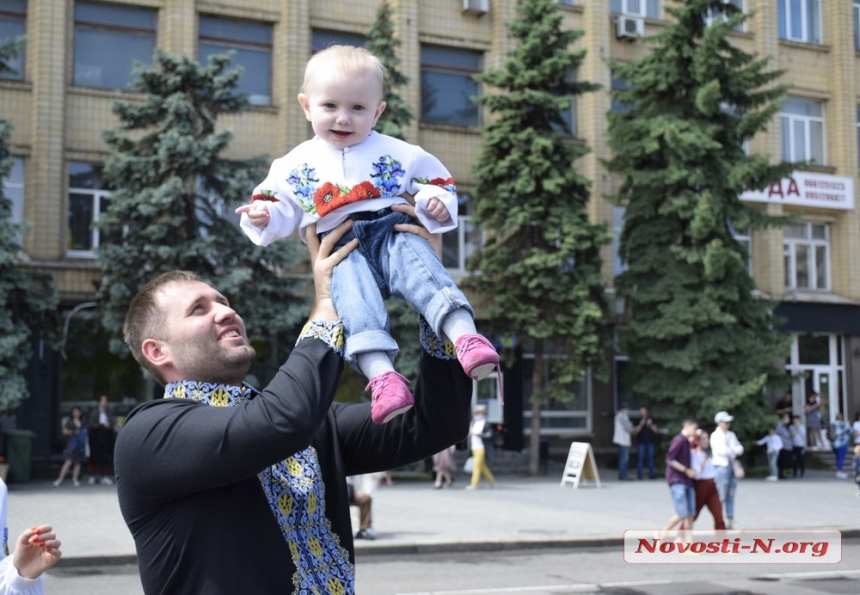 Как в Николаеве 1000 человек гимн Украины исполняли. ФОТОРЕПОРТАЖ