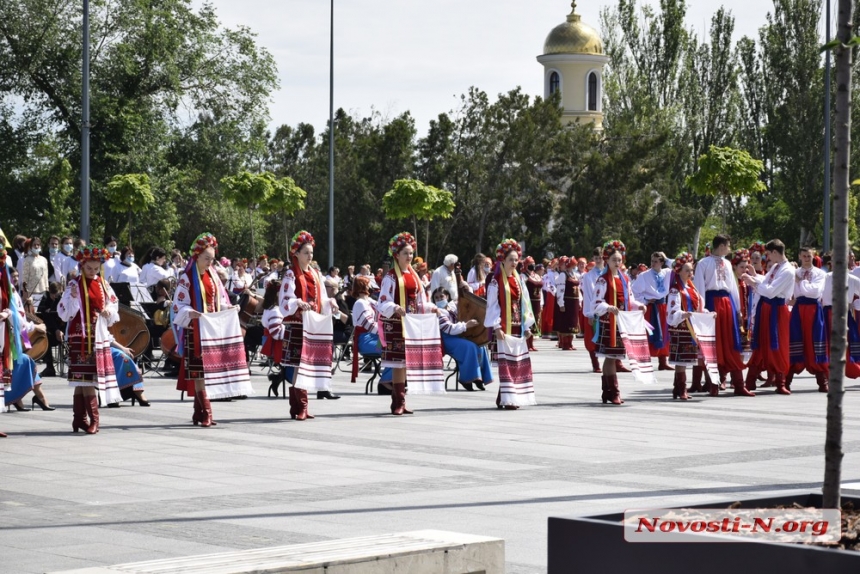 Как в Николаеве 1000 человек гимн Украины исполняли. ФОТОРЕПОРТАЖ