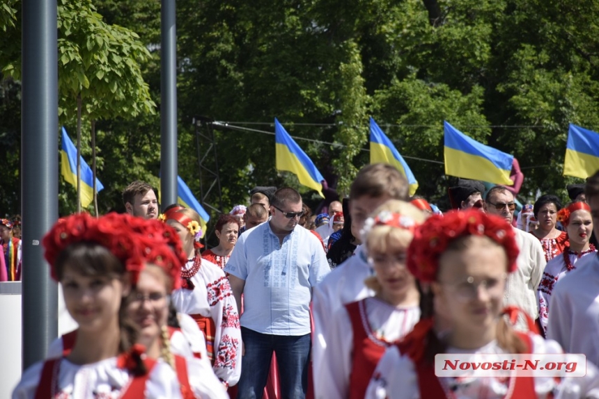 Как в Николаеве 1000 человек гимн Украины исполняли. ФОТОРЕПОРТАЖ