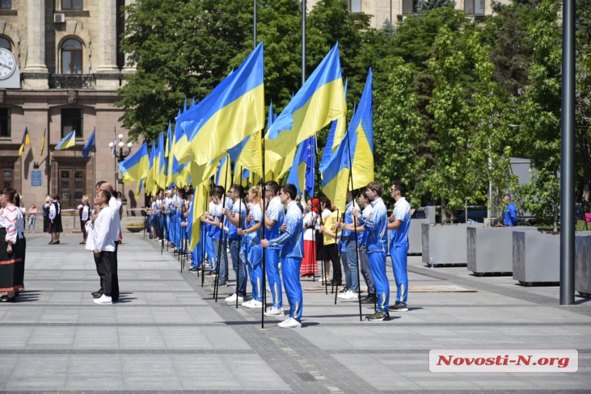 Как в Николаеве 1000 человек гимн Украины исполняли. ФОТОРЕПОРТАЖ