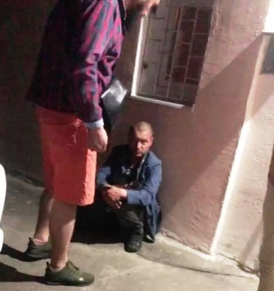 В Киеве мужчина выбросил собаку с 4 этажа: животное погибло