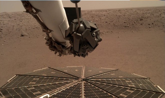 Марсоход InSight спас миссию, посыпав себя песком. ВИДЕО