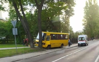Во Львове маршрутка врезалась в дерево - пострадали 5 человек