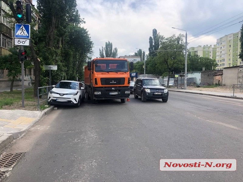 В Николаеве столкнулись самосвал МАЗ и «Тойота»