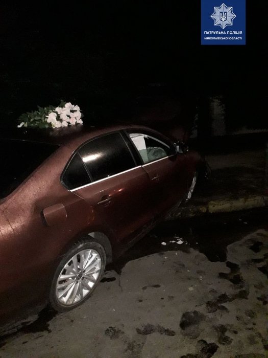 В Николаеве пьяный водитель на Volkswagen слетел с дороги и врезался в бордюр