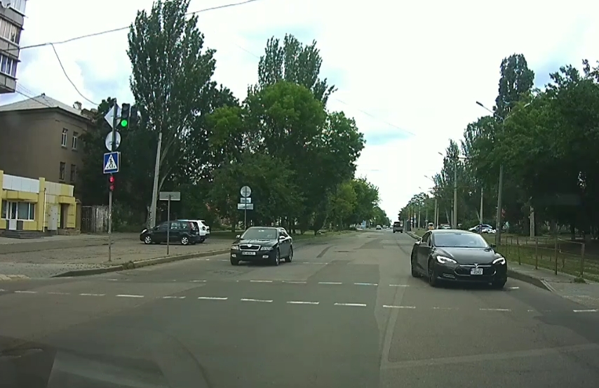 Как ездят в Николаеве: автомобиль Tesla на перекрестке ехал по «встречке». ВИДЕО