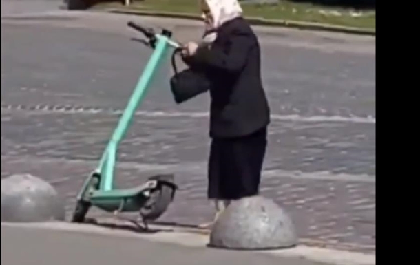 Во Львове пенсионерка громила припаркованные электросамокаты