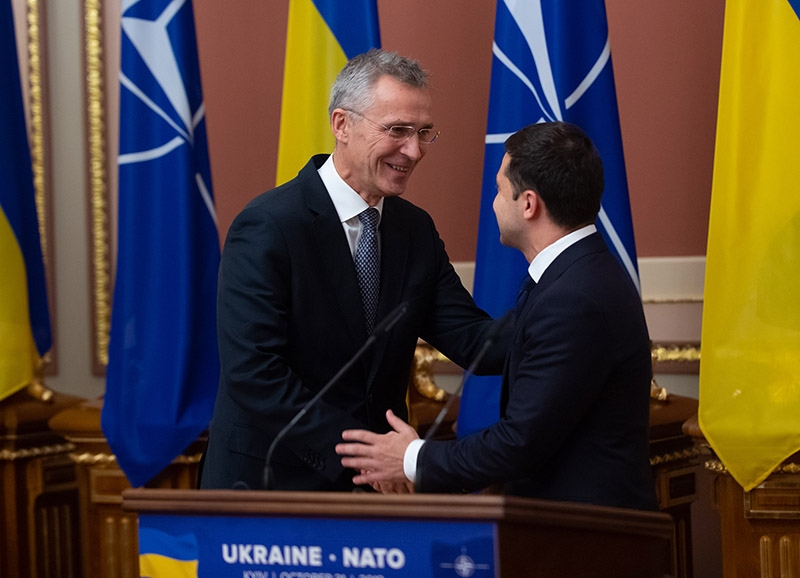 Зеленский и генсекретарь НАТО обсудили предстоящий саммит, на который Украину не пригласили