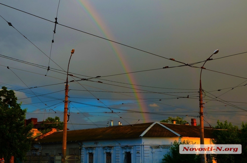 «Обратная сторона» дождя: николаевцы любовались радугой. ФОТО