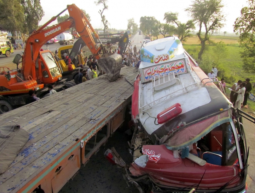 В Пакистане перевернулся пассажирский автобус: 20 погибших, 40 раненых