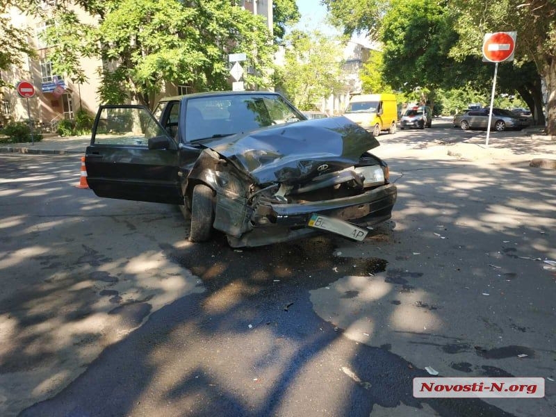 В центре Николаева столкнулись «Ауди» и ВАЗ – пострадал водитель