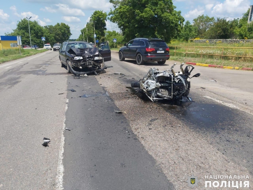 В Вознесенске у АЗС столкнулись «Фольксваген» и мотоцикл - пострадал водитель