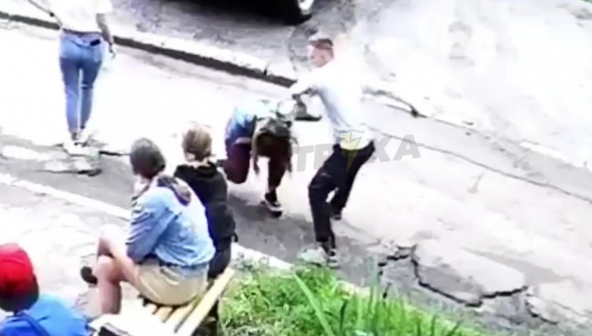В Харькове подросток избил свою сверстницу и сломал ей нос. ВИДЕО