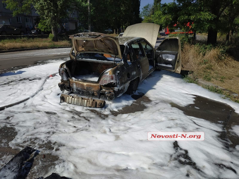 В новосибирске загорелся автомобиль